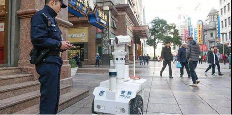 有禮貌、超智能，“瓦力”機器人巡警亮相上海南京路步行街