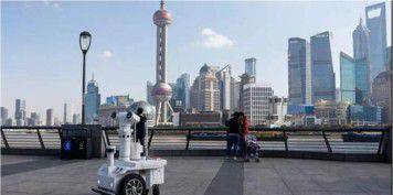 有禮貌、超智能,“瓦力”機器人巡警亮相上海南京路步行街