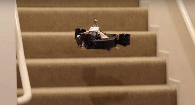 掃地機器人不能爬樓梯?這臺直接會飛
