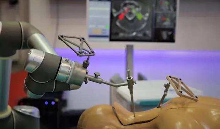 中國館互動體驗項目 | 嵌入“智慧大腦”的手術機器人吸足人氣