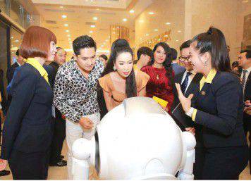 越南首家“機器人”銀行來了 優必選科技越南語版Cruzr提供服務