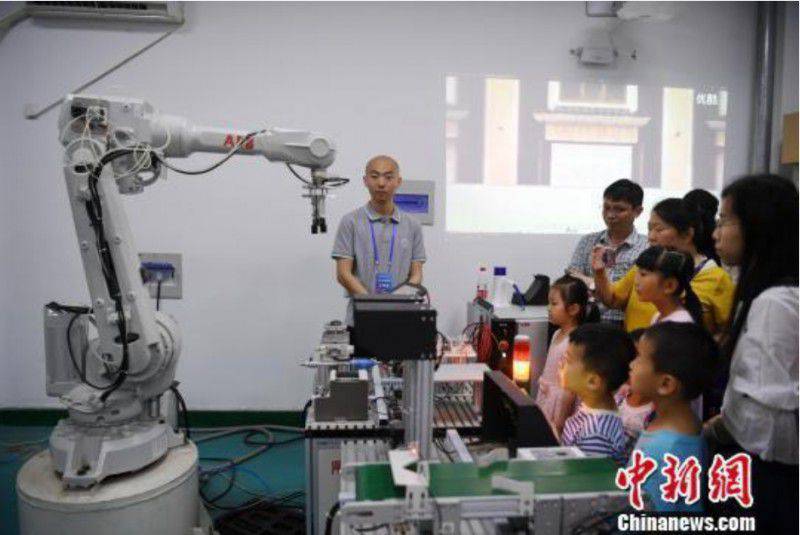 中國科大科技周：機器人“能文能舞”