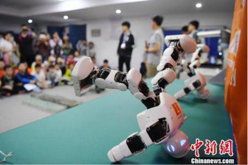 中國科大科技周：機器人“能文能舞”
