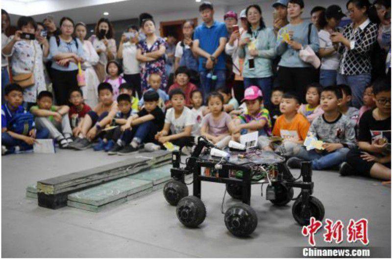 中國科大科技周：機器人“能文能舞”