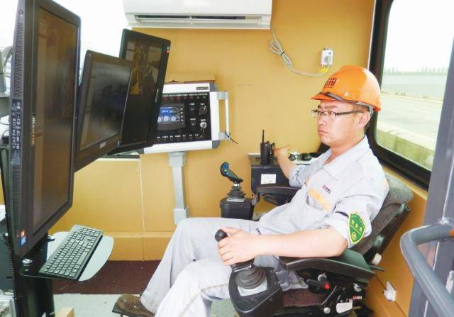 5G應用于智能裝載 山推車間跑AGV智能小車 5G應用于智能裝載 山推車間跑AGV智能小車