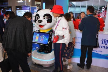 CIIE上的“服務擔當”小笨智能“花開”進博會！