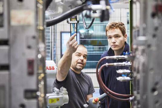 簡單快速!ABB機器人為Array Plastics生產線帶來優勢