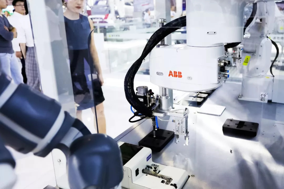 ABB全新倒裝SCARA機器人大幅提升柔性