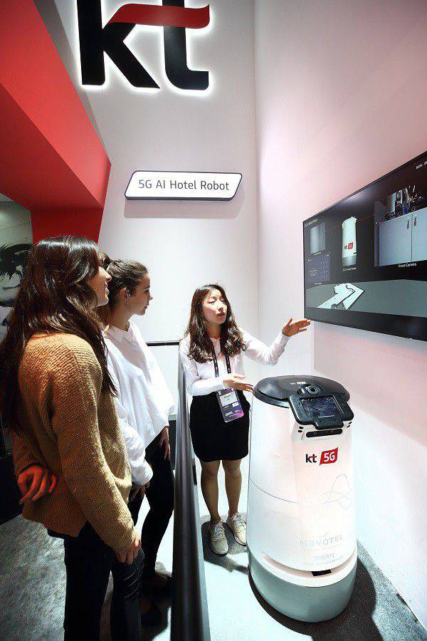 韓國KT公司在MWC2019展會上公開展示5G“AI酒店機器人”